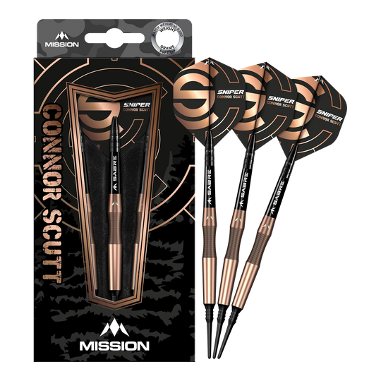 Das Bild zeigt das Produkt "Mission Connor Scutt Sniper Softdarts - 18g" in seiner Verpackung. Drei Softdarts mit schwarzen und kupferfarbenen Elementen sind neben der Verpackung abgebildet.