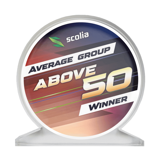 Scolia Acrylglas Trofee - Winnaar Das Bild zeigt einen Acrylglas-Pokal mit der Aufschrift Average Above 50. Es ist eine Auszeichnung für Dartspieler mit einem Durchschnitt über 50.