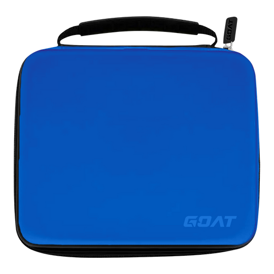 GOAT Locker XXL Dart Portemonnee Dies ist ein rechteckiges Dart-Etui in leuchtendem Blau mit schwarzem Reißverschluss und Tragegriff. In der unteren rechten Ecke befindet sich das Logo "GOAT".