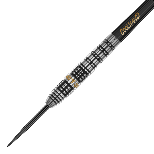 Dies ist ein Steeldart der Marke Red Dragon, Modell "Luke Humphries Prestige". Er hat ein silber-schwarzes Design mit goldenen Akzenten und dem Schriftzug "COOL HAND".