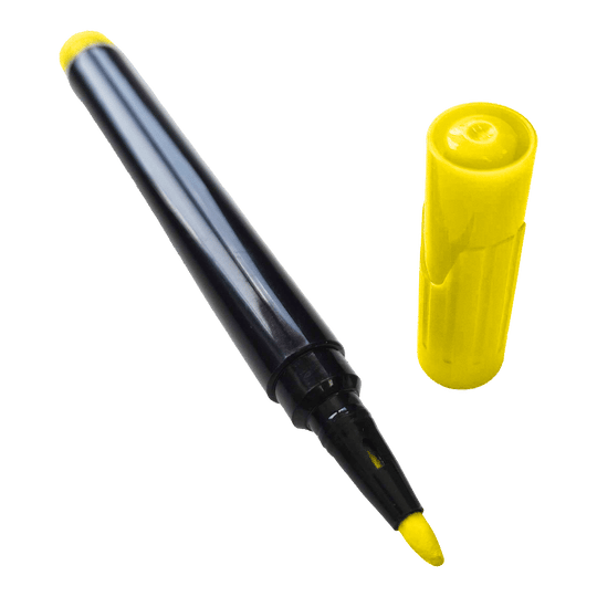 Auf dem Bild ist ein gelber Boardmarker mit abgenommener Kappe zu sehen. Der Stift liegt schräg, während die gelbe Kappe daneben steht.