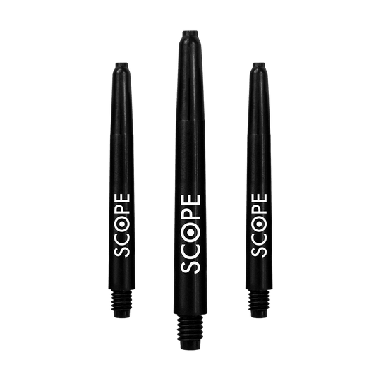 523_McDart_Scope_Nylon_Shafts_Schwarz_48mm_1cDvCPQGVQ6SMK Auf dem Bild sind drei schwarze McDart Scope Nylon Shafts zu sehen. Auf jedem Schaft steht das Wort "SCOPE" in weißer Schrift.