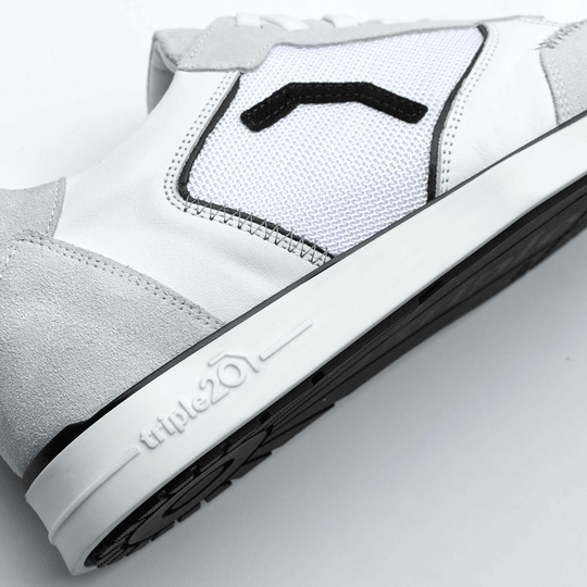 20200004-00_Triple20_Dartschuhe_Textil_Leder_Weiss_Schwarz_5 Der Schuh „Triple20 Dartschuhe Textil Leder - Weiß Schwarz“ ist auf dem Bild in einer Nahaufnahme zu sehen. Er besteht aus weißem Leder mit schwarzen und grauen Akzenten sowie einer weißen Sohle.