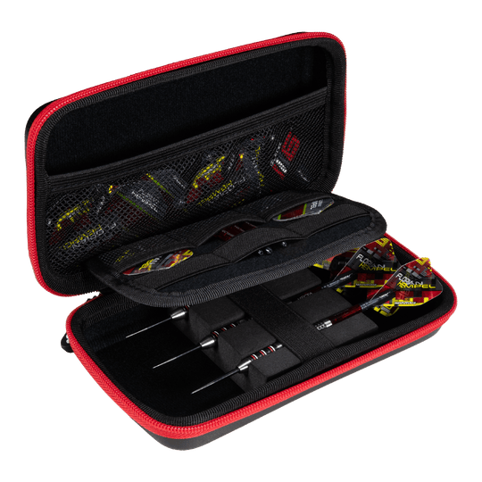Winmau Florian Hempel Tour Edition dartkoker Das Bild zeigt das Winmau Florian Hempel Tour Edition Dartcase, das geöffnet und mit Darts sowie Zubehör bestückt ist. Die Darttasche hat einen schwarzen Innenraum mit Netzfächern und wird von einem roten Reißverschluss umrandet.
