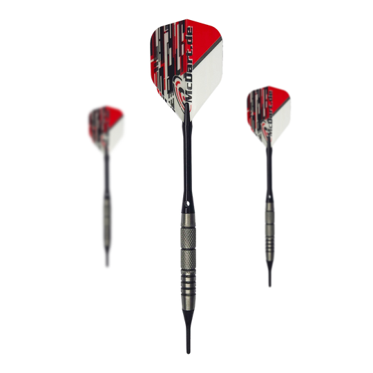 McDart 85 Tungsten V9 zachte darts - 17,5 g Das Bild zeigt drei McDart 85er Tungsten V9 Softdarts mit einem Gewicht von 17,5g. Die Darts haben silberne Barrels und rot-weiße Flights mit dem Aufdruck "McDart.de".