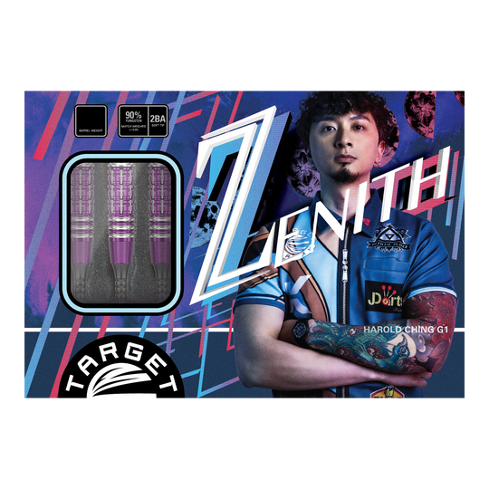 Das Bild zeigt die Verpackung der "Target Japan Prime Series Tung Suk Zenith GEN1 Softdarts - 19g". Auf der linken Seite sind drei Softdarts mit lila Akzenten zu sehen, auf der rechten Seite posiert ein Mann mit verschränkten Armen.