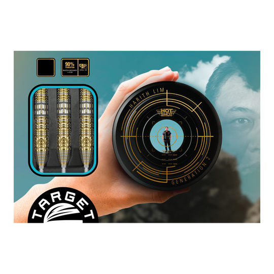 Target Japan Hot Shot GEN2 stalen darts - 23g Das Bild zeigt das Produkt "Target Japan Hot Shot GEN2 Steeldarts - 23g" in einer ansprechenden Verpackung. Links sind die drei gold-silbernen Steeldarts zu sehen, rechts die runde Verpackungsbox mit Design und Zielscheibenmotiv.