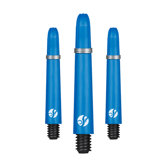 Shot Koi Carbon Shafts - Blauw Auf dem Bild sind drei blaue Dartschäfte in unterschiedlicher Länge zu sehen. Sie bestehen aus Carbon und haben schwarze Gewinde sowie silberne Ringe.