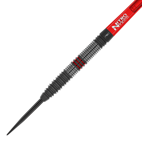 Das Bild zeigt einen Steeldart namens "Red Dragon Jonny Clayton Hiraeth". Der Dart hat ein geriffeltes Griffstück mit schwarzen und roten Akzenten sowie einen roten Schaft mit der Aufschrift "Nitro Tech".