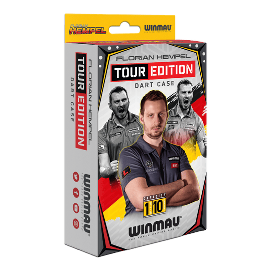 Winmau Florian Hempel Tour Edition dartkoker Die Verpackung zeigt das Produkt "Winmau Florian Hempel Tour Edition Dartcase". Auf der Vorderseite sind Bilder von Florian Hempel und der Hinweis auf eine Kapazität von 110 Darts abgebildet.