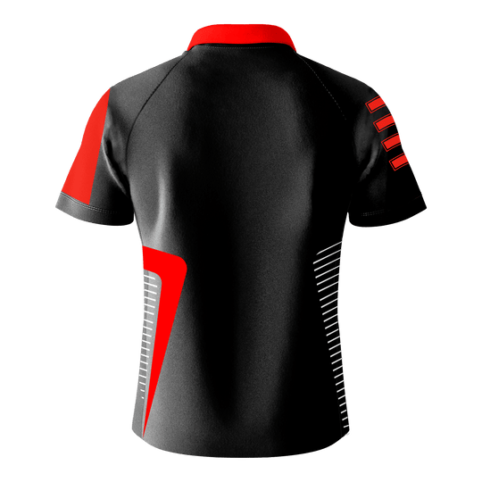 Bulls Team Dart Shirt - Rood Das Bild zeigt das Bulls Team Dartshirt in Rot von hinten. Das Shirt ist hauptsächlich schwarz mit roten und weißen Designelementen auf den Ärmeln und an den Seiten.