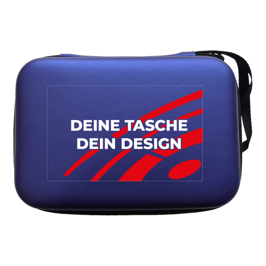 System-4 dartkoffer met jouw ontwerp Hier ist ein McDart System4 Dartcase in Blau Metallic zu sehen. Das Etui liegt geöffnet auf einer glänzenden Oberfläche.