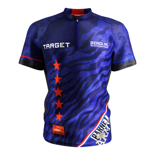 Target Coolplay Raymond Van Barneveld 2025 dartshirt Das Bild zeigt das Produkt "Target Coolplay Raymond Van Barneveld 2025 Dartshirt". Das Dartshirt ist hauptsächlich blau mit roten Sternen und weißen Schriftzügen.