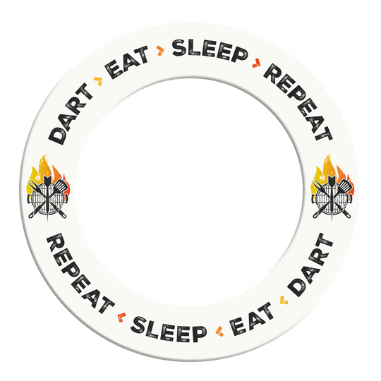 Weißes Dartboard-Surround mit dem Aufdruck 'Dart Eat Sleep Repeat'. Das Produkt ist aus einem bestimmten Blickwinkel dargestellt.