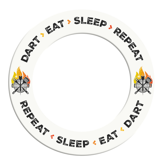 McDart Dartbord Surround - Dart Eat Sleep Repeat Weißes Dartboard-Surround mit dem Aufdruck 'Dart Eat Sleep Repeat'. Das Produkt ist aus einem bestimmten Blickwinkel dargestellt.