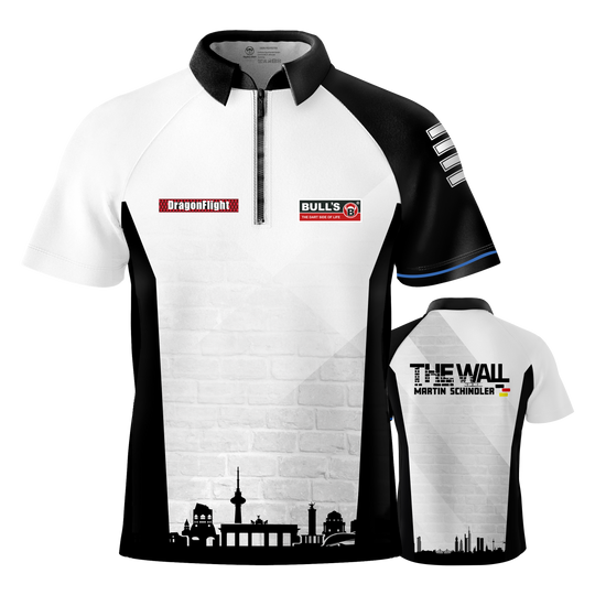 Auf diesem Bild ist das Bulls Martin Schindler The Wall Dartshirt zu sehen. Das Shirt ist überwiegend weiß mit schwarzen Akzenten und zeigt eine Berliner Skyline sowie den Schriftzug "THE WALL MARTIN SCHINDLER" auf der Rückseite.