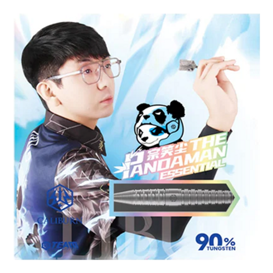 Das Bild zeigt einen jungen Mann, der dabei ist, einen Dartpfeil zu werfen. Im Vordergrund steht der "Caliburn Player The Pandaman Essential Steeldarts - 23g" mit 90% Tungsten-Anteil.