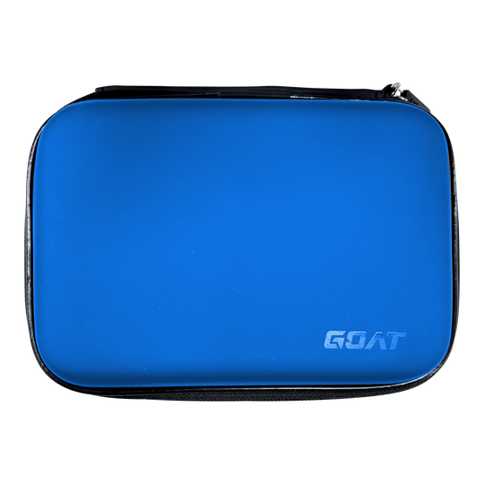 Das Bild zeigt ein rechteckiges, blaues Etui mit Reißverschluss. In der unteren rechten Ecke steht das Wort "GOAT".