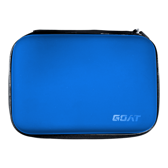 GOAT Locker XL dartportemonnee Das Bild zeigt ein rechteckiges, blaues Etui mit Reißverschluss. In der unteren rechten Ecke steht das Wort "GOAT".
