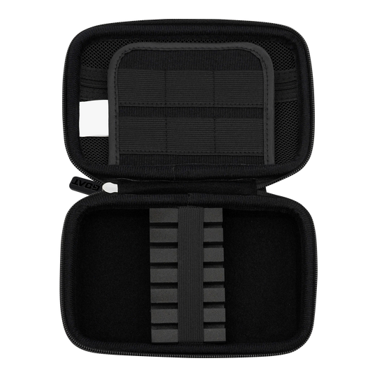 Das Bild zeigt das offene Etui des Produkts "GOAT Locker XL Dartwallet". Im Inneren befinden sich elastische Halterungen und Fächer zur sicheren Aufbewahrung von Dartzubehör.