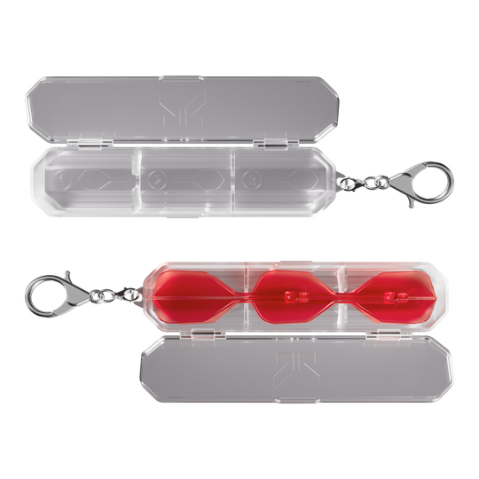 Target K-Flex K-Case Flight Box Das Bild zeigt das Produkt "Target K-Flex K-Case Flightbox", eine transparente Box mit Deckel und Karabinerhaken. In der unteren Box sind rote Dartflights sicher aufbewahrt.