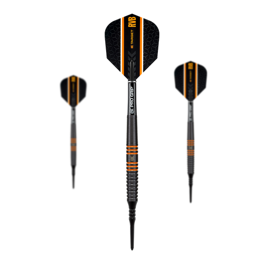 Target RVB 80% zwarte wolfraam zachte darts Das Bild zeigt drei schwarze Softdarts der Marke Target RVB 80% Black Tungsten. Die Darts haben orangene Akzente und die Flights sind mit dem Schriftzug "RVB" versehen.