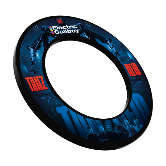 Elektrische Callboy Dans Jaloezie Dartbord Omranding Vermutlich wird das Produkt 'EC01 Electric Callboy Tanzneid Dartboard Surround 1' abgebildet. Dieses Produkt schützt die Wand hinter dem Dartboard.