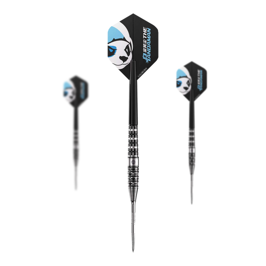Caliburn Player De Pandaman Advanced Steeldarts - 23g Das Bild zeigt drei Steeldarts mit dem Namen "Caliburn Player The Pandaman Advanced Steeldarts - 23g". Die Flights der Darts sind schwarz mit einem Panda-Motiv und blauen Akzenten gestaltet.