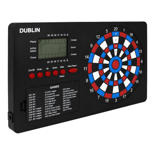 XQMax Dublin Dartteller Das Bild zeigt den "XQMax Dublin Dart Counter", ein elektronisches Dartboard mit digitalem Display. Auf dem Gerät befinden sich zahlreiche Tasten zur Bedienung und eine Übersicht verschiedener Dartspiele.
