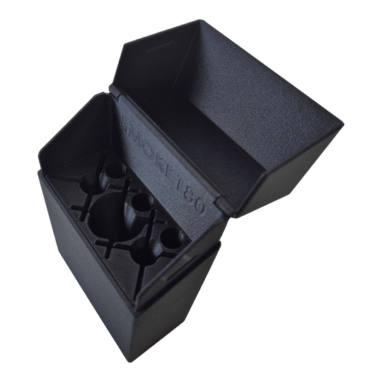 Rookkleurige dartkoker voor 180 darts met een uniek ontwerp - Zwart Vorderansicht des Smoke 180 Dartcase mit eigenem Design. Die schwarze Oberfläche und die kompakte Form sind deutlich.