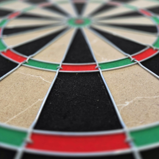 Target Gabriel Clemens stalen dartbordset Das Bild zeigt ein Steeldartboard mit farbigen Segmenten in Rot, Grün, Schwarz und Beige. Es handelt sich um das Produkt "Target Gabriel Clemens Steeldartboard Set".