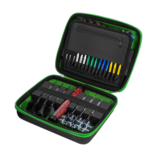 Mission Luxor Dart-portemonnee Die Abbildung zeigt ein geöffnetes Dart-Set in einer schwarzen Tasche mit grünem Rand. Im Inneren befinden sich mehrere Darts, Ersatzteile und Zubehör ordentlich sortiert.