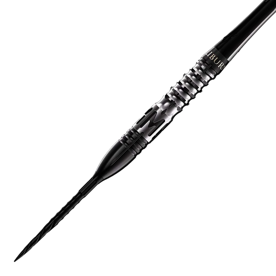 Caliburn Player MAK stalen dartpijlen Das Bild zeigt einen Caliburn Player MAK Steeldart mit einem Gewicht von 23,5g. Der Dart ist schwarz-silber und hat ein modernes, geriffeltes Griffdesign.