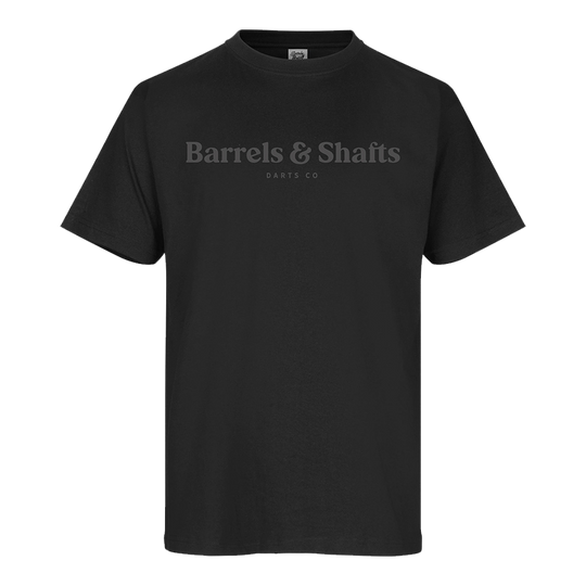 Vaten en schachten T-shirt - zwart Das Bild zeigt ein schwarzes T-Shirt mit dem Aufdruck "Barrels & Shafts" auf der Vorderseite. Unter dem Schriftzug steht in kleinerer Schrift "DARTS CO".