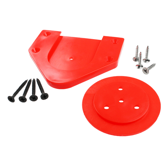 654-McDart-Board-Waldhalterung-ScoFix-Rot-2 Das Bild zeigt die McDart Board Wandhalterung ScoFix in Rot mit passendem Montagematerial. Zu sehen sind zwei rote Kunststoffteile und mehrere Schrauben in Schwarz und Silber.