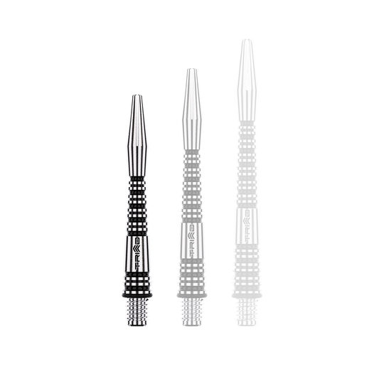 Winmau Triad RX Aluminium Shafts - Schwarz Auf dem Bild sind drei schwarze, geriffelte Aluminium-Dartschäfte in unterschiedlicher Länge zu sehen. Sie haben ein silbernes Muster und die Marke "Triad RX" ist darauf eingraviert.