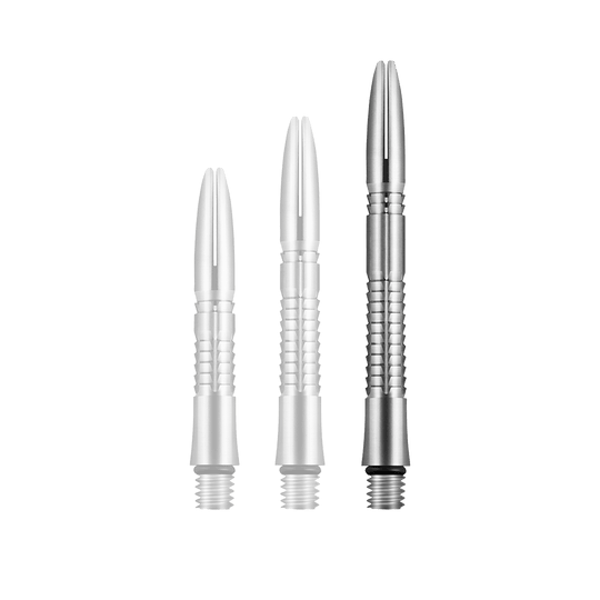 Shot Mako Titanium Shafts Auf dem Bild sind drei silberne, metallische Dartschäfte in unterschiedlichen Längen zu sehen. Sie haben ein geriffeltes Design und sind aus Titan gefertigt.