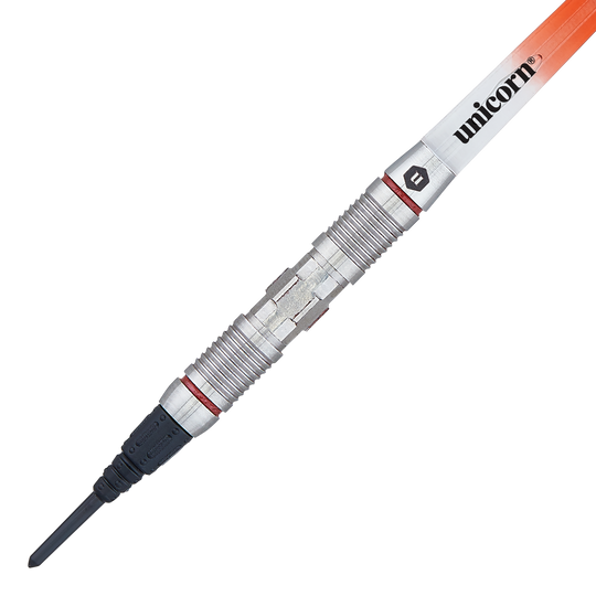 Unicorn Ballista Style 2 zachte darts Das Bild zeigt einen Softdart namens "Unicorn Ballista Style 2". Der Dart hat einen silbernen, geriffelten Schaft und eine orangefarbene Flight mit der Aufschrift "unicorn".