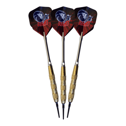 99 Löwen softtip-pijltjes - 18 g Das Bild zeigt drei 99 Löwen Soft-Tip Darts mit einem Gewicht von 18g. Die Flights sind schwarz-rot und mit einem Löwenkopf-Motiv sowie dem Schriftzug "DART" bedruckt.