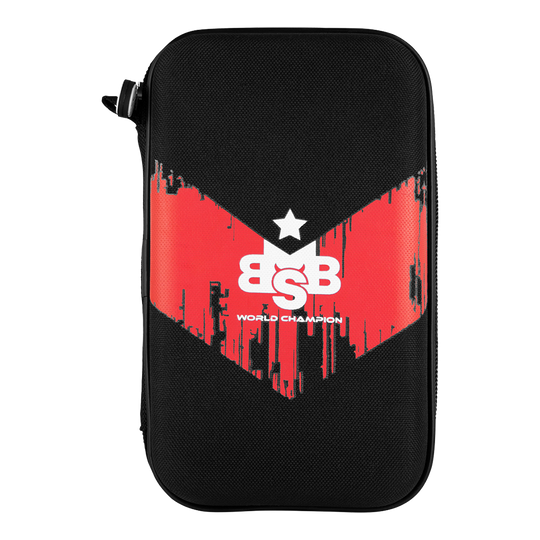Shot Michael Smith Wereldkampioen Pocket Dartcase - Victory Das Bild zeigt ein schwarzes Dart-Etui mit rotem V-Design und der Aufschrift „BSB World Champion“. Es ist das „Shot Michael Smith World Champion Pocket Dartcase - Victory“.