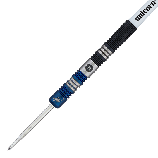 Unicorn The Machine James Wade Two-Tone Steel Darts Das Bild zeigt einen Steeldart mit zweifarbigem Griff und blauen Akzenten. Auf dem Dart steht "unicorn" und es handelt sich um das Modell "The Machine James Wade".