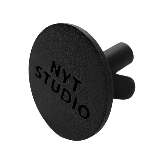 Das Bild zeigt einen schwarzen, kompakten Dart-Halter. Es handelt sich um den NYTStudio Compact Darts Halter.