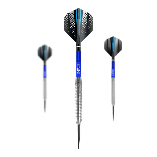 Red Dragon Razor Edge originele stalen dartpijlen Das Bild zeigt drei Red Dragon Razor Edge Original Steeldarts mit einem Gewicht von 24g. Die Darts haben blaue Schäfte, silberne Griffbereiche und schwarze Flights mit einem Muster.