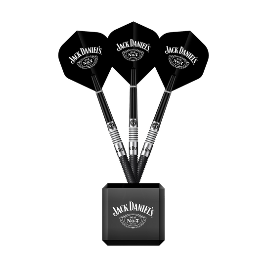 JD7019_Mission_Jack_Daniels_W-rfel_Darts_Display_3 Das Bild zeigt drei schwarze Darts mit dem Jack Daniel's Logo auf den Flights. Sie sind in einem Würfel-Display mit ebenfalls sichtbarem Jack Daniel's Schriftzug aufgestellt.