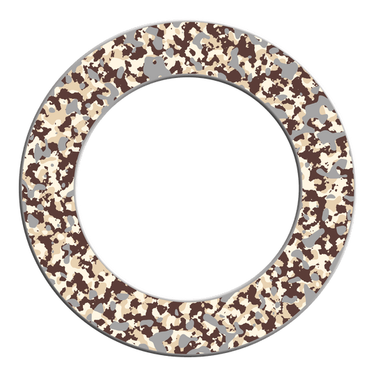 McDart Camo Dartbord Surround Zu sehen ist ein Dartboard-Surround mit Wüstencamouflage. Das Produkt ist rund und ideal zur Wandbefestigung beim Dartspielen.
