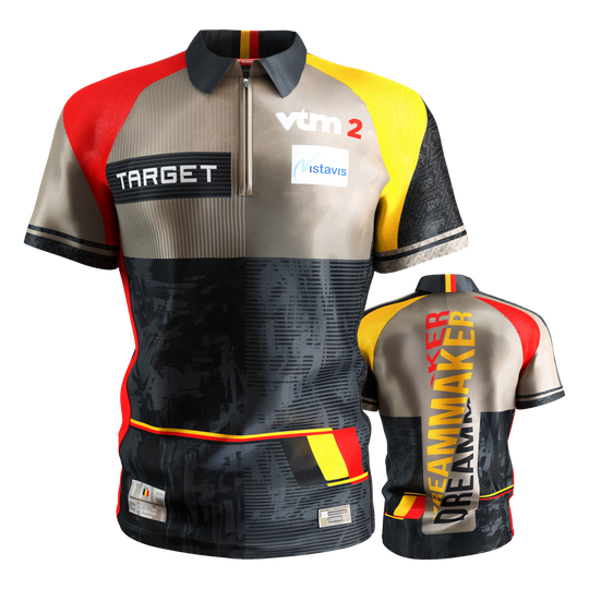 Target Coolplay Dimitri Van Den Bergh 2025 dartshirt Das Bild zeigt das "Target Coolplay Dimitri Van Den Bergh 2025 Dartshirt" von vorne und hinten. Das Shirt ist bunt gestaltet mit den Farben Schwarz, Rot, Gelb und Beige und trägt verschiedene Logos sowie den Schriftzug "DREAMMAKER" auf der Rückseite.