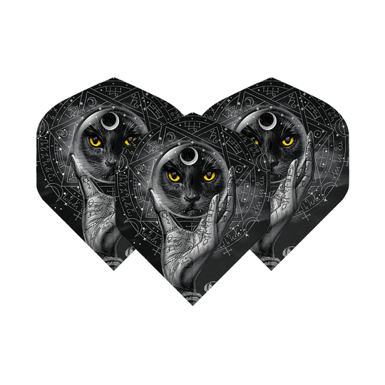 Alchemy Grimalkins Glass No2 Standaard Vluchten Dieses Bild zeigt drei Dartflights mit einem mystischen Design. Darauf ist ein schwarzer Kater mit gelben Augen und einer kristallhaltenden Hand vor einem magischen Hintergrund abgebildet.
