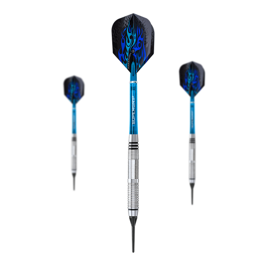 Harrows Blaze Style B Zachte darts - 18 g Das Bild zeigt drei Softdarts des Modells „Harrows Blaze Style B“ mit einem Gewicht von 18 Gramm. Die Darts haben blaue Schäfte und schwarze Flights mit blauen Flammenmustern.