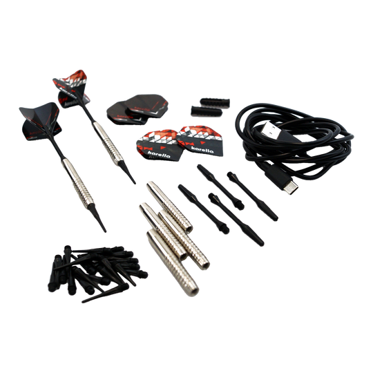 Karella CB-Smart Elektronisch Zacht Dartbord Das Bild zeigt das Zubehörset der Karella CB-Smart Elektronischen Soft-Dartscheibe, darunter mehrere Dartpfeile, Ersatzspitzen, Flights und ein USB-Kabel. Die Einzelteile sind ordentlich auf einem hellen Hintergrund angeordnet.