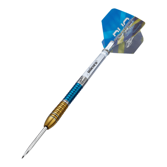 Auf dem Bild ist ein Unicorn Gary Anderson Duo Phase 6 Steeldart zu sehen. Der Dart hat ein farbiges Design mit goldenen und blauen Akzenten sowie einer blauen Flightscheibe.